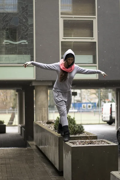 Hermosa bailarina activa de hip hop en movimiento de capucha. Joven intérprete bailando — Foto de Stock