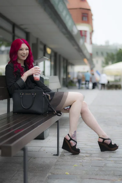 Jovem linda ruiva menina bebendo frappe e se divertindo . — Fotografia de Stock