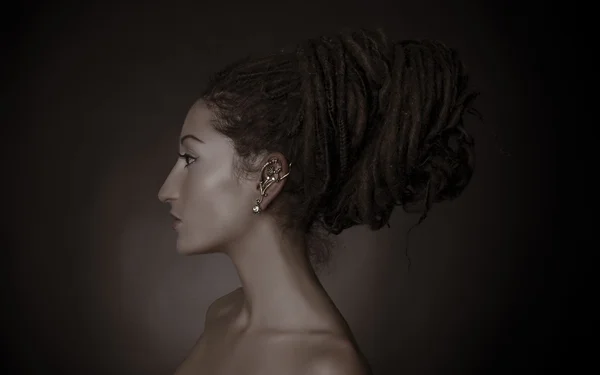 Nefertiti, stylized fashion shoot. Woman with a dreadlocks bun hairstyle — Stock Photo, Image