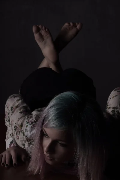 Chica con el pelo multicolor arrastrándose sobre la mesa — Foto de Stock