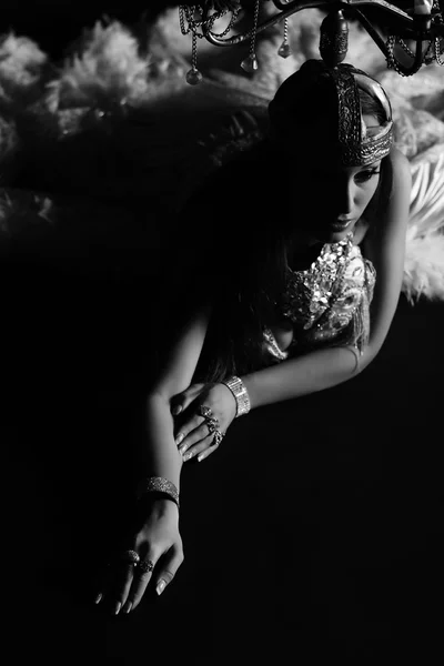 Hermosa mujer en el escenario blanco traje de danza del vientre árabe, candelabro con velas en la cabeza —  Fotos de Stock