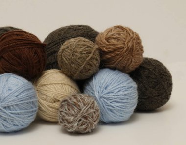 Örgü örmek için renkli iplik topları