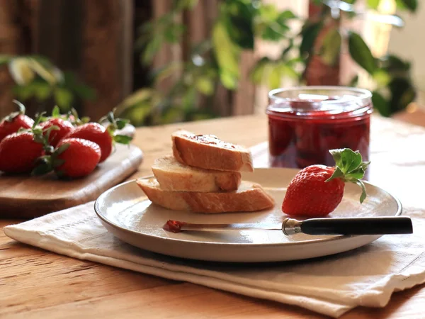 Sliced Bread Knife Plate Raw Strawberries Cutting Board Homemade Jam — Stock Photo, Image