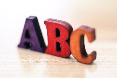 Tablo arka plan yansıması ile üzerinde izole Abc harfleri.