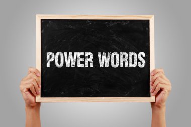 Gri arka plan karşı güç kelimeler metinle küçük yazı tahtası holding eller.