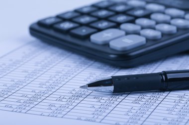 Hesap makinesi ve sayfasına kalem