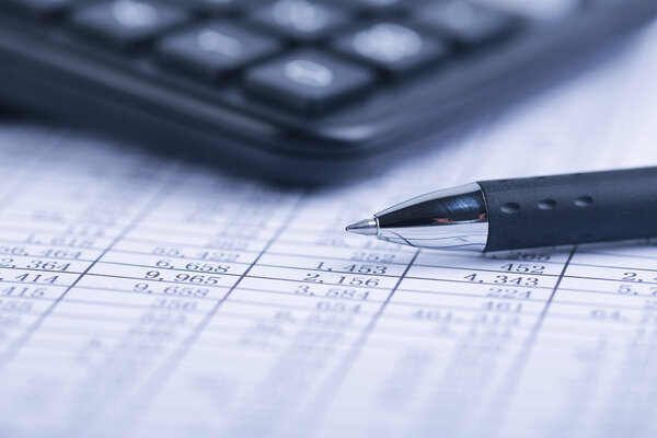 Калькулятор и ручка на листе
