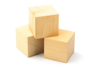 Beyaz arkaplanda tahta bloklar