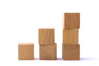 Beyaz arkaplanda tahta bloklar