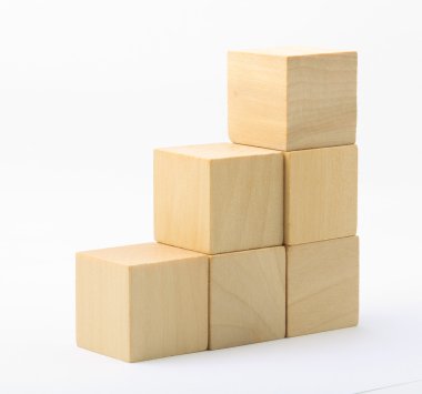 Beyaz arka plan üzerinde ahşap bloklar izole.
