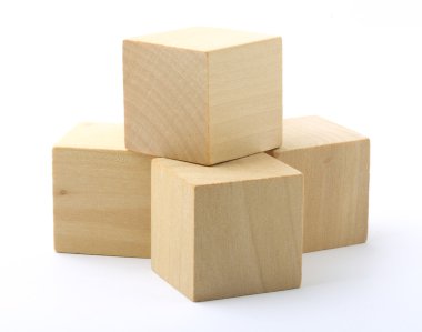 Beyaz arkaplanda tahta bloklar