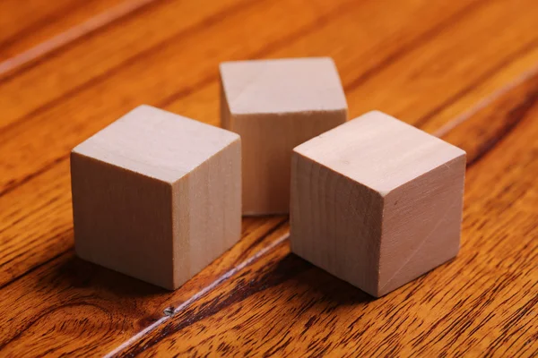 Bloques de madera en el piso — Foto de Stock