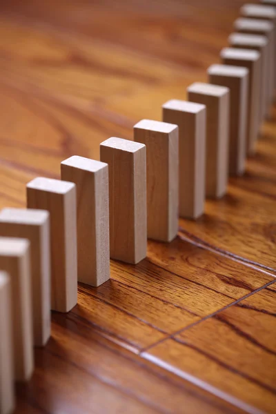 Mnoho Dřevěných Blokové Postavení Řadě Domino Efekt Koncept — Stock fotografie