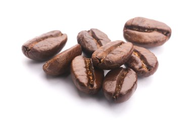 beyaz üzerine kahve çekirdekleri