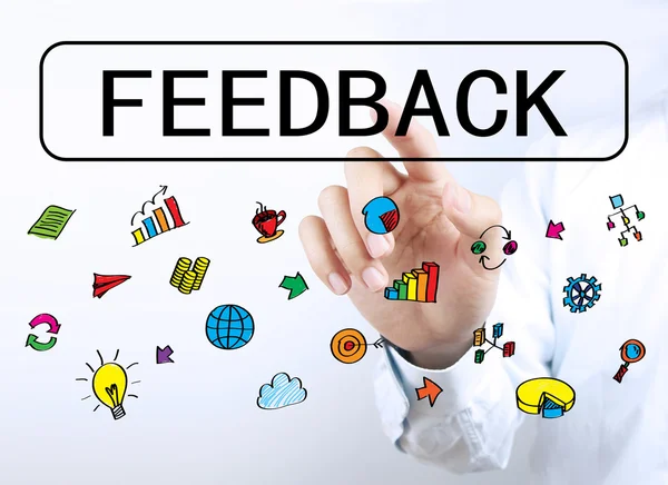 Affärsman att vidröra Feedback knapp — Stockfoto