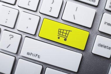 Online alışveriş veya internet alışveriş kavramları, alışveriş sepeti sembolü klavye ile.
