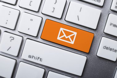 E-posta ve e-posta simgesi klavye ile çevrimiçi iletişim kavramları.