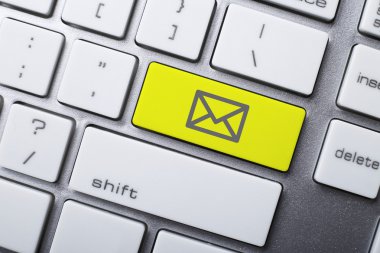 E-posta ve e-posta simgesi klavye ile çevrimiçi iletişim kavramları.