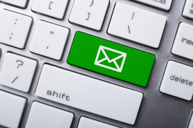 E-posta ve e-posta simgesi klavye ile çevrimiçi iletişim kavramları.