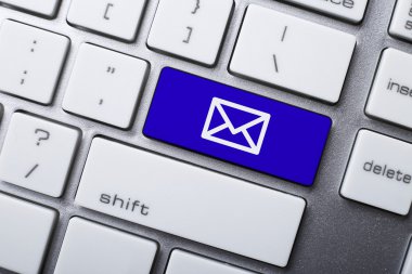 E-posta ve e-posta simgesi klavye ile çevrimiçi iletişim kavramları.