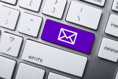 E-posta ve e-posta simgesi klavye ile çevrimiçi iletişim kavramları.