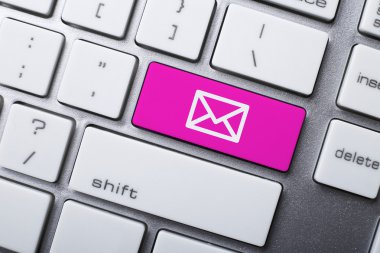 E-posta ve e-posta simgesi klavye ile çevrimiçi iletişim kavramları.