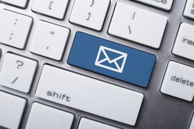 E-posta ve e-posta simgesi klavye ile çevrimiçi iletişim kavramları.