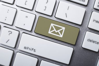 E-posta ve e-posta simgesi klavye ile çevrimiçi iletişim kavramları.