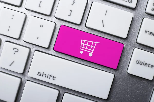 Online alışveriş veya internet alışveriş kavramları, alışveriş sepeti sembolü klavye ile.