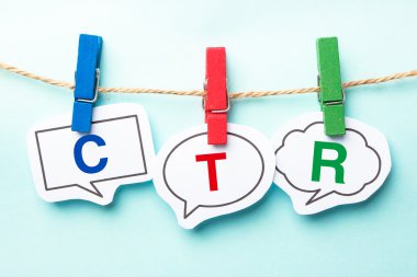 To word balonu kağıt hatta asılı.