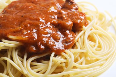 Lezzetli pişmiş spagetti beyaz plaka üzerinde çekim kapatın.