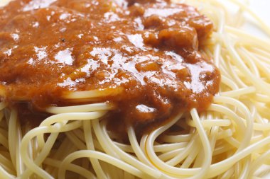 Lezzetli pişmiş spagetti beyaz plaka üzerinde çekim kapatın.