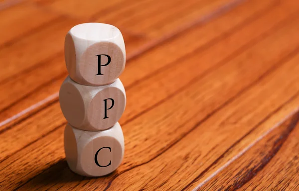 Ppc 木製ブロックは木の床の背景に します — ストック写真