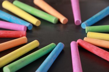 boş yazı tahtası üzerinde renkli tebeşirler