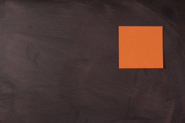 Yazı tahtası üzerinde boş portakal Not