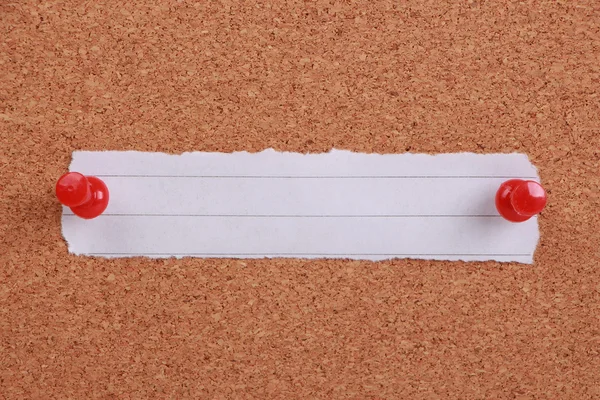 Papel de nota en blanco fijado en el corcho — Foto de Stock