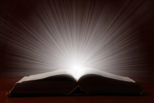 Стара книга з яскравим світлом — стокове фото