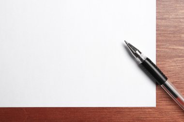 Beyaz kağıt ve kalem masa üzerinde