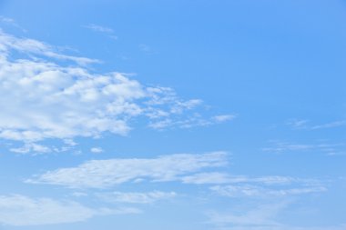 yumuşak beyaz bulutlar ve mavi gökyüzü