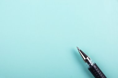 Tükenmez kalem ile mavi kağıt arka plan