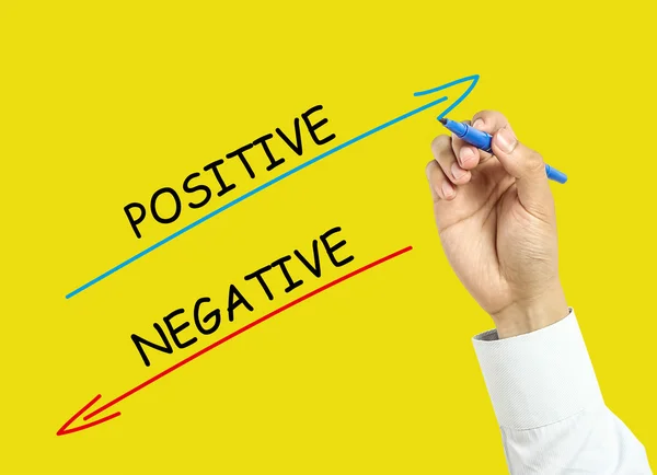 İşadamı el pozitif ve negatif kavramı çizimi — Stok fotoğraf