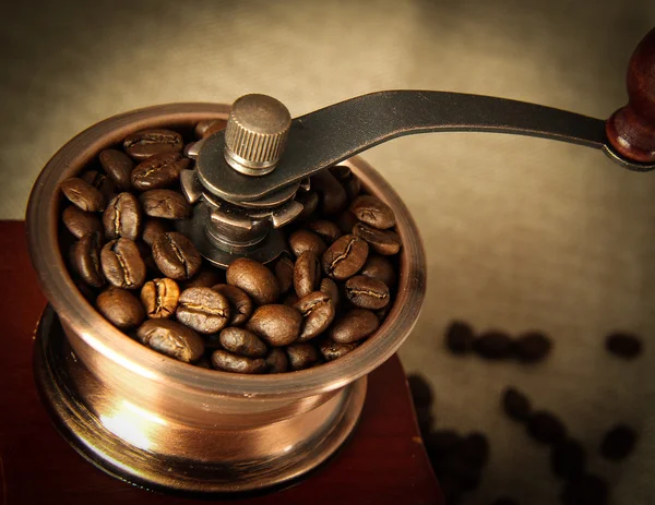 Grano de café de cerca y molinillo de café —  Fotos de Stock