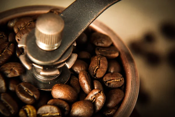 Closeup grão de café e moedor de café — Fotografia de Stock