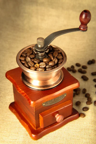 Zrnkovou kávu a kávové zrno mlýnek — Stock fotografie