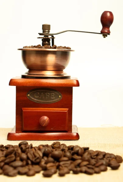 Grão de café e moedor de grãos de café — Fotografia de Stock