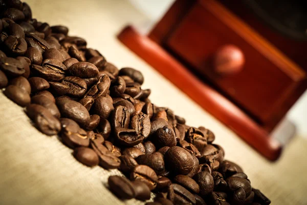 Grão de café e moedor de grãos de café — Fotografia de Stock