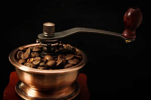 Крупним планом кавові зерна і кавомолка — стокове фото