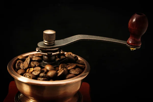 Closeup grão de café e moedor de café — Fotografia de Stock