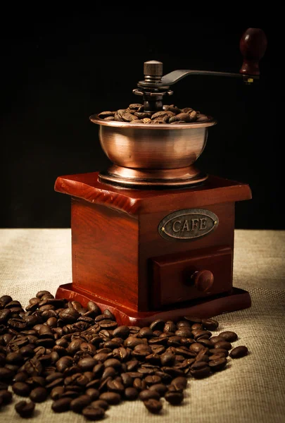 ถั่วกาแฟและเครื่องบดเมล็ดกาแฟ — ภาพถ่ายสต็อก