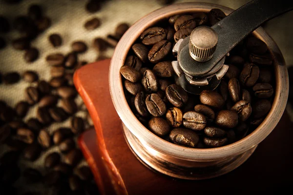 Närbild kaffe bean och kaffe grinder — Stockfoto